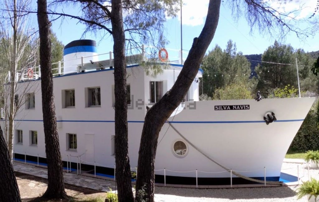 verlies Bijdrage Leggen Te koop een boot tussen de bomen in Valencia