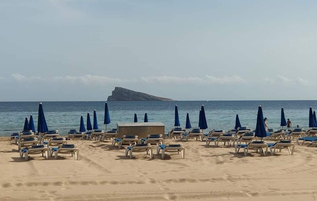 Consumeren in bars en restaurants Benidorm levert korting op bij strandbedjes