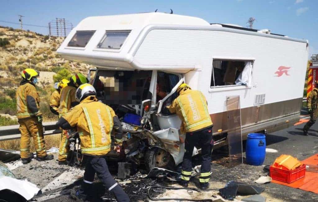 Twee doden en drie gewonden bij frontale botsing camper in El Campello