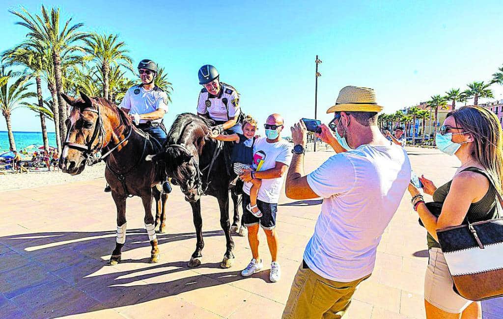 Lokale politie Vila Joiosa patrouilleert te paard