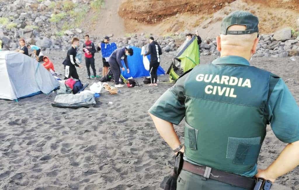 Strand op Tenerife ontruimt na bijeenkomst om coronavirus te verspreiden