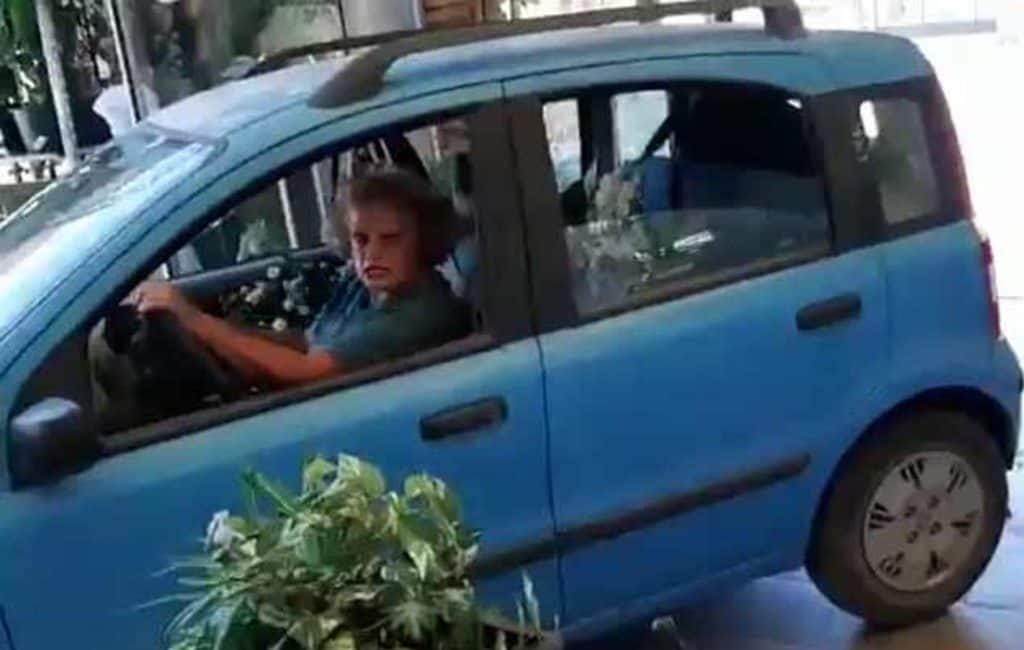 Vrouw rijdt in Mijas ter verdediging van de planten een tuincentrum binnen