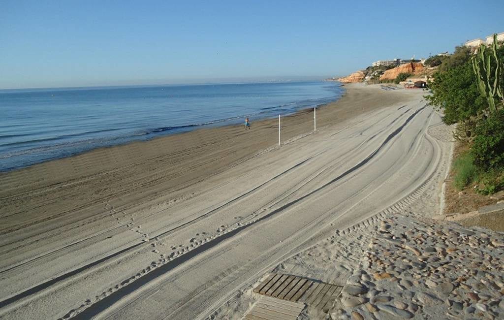 Wandelaars vinden lichaam van vrouw op strand Orihuela Costa