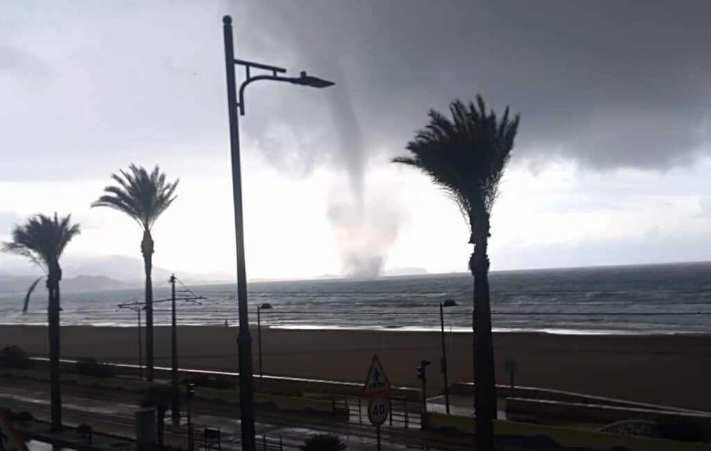 Spectaculaire waterhoos bereikt kust El Campello en het Muchavista strand