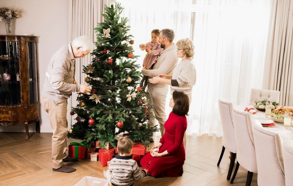 De traditie van het kerstboom plaatsen op 8 december in Spanje