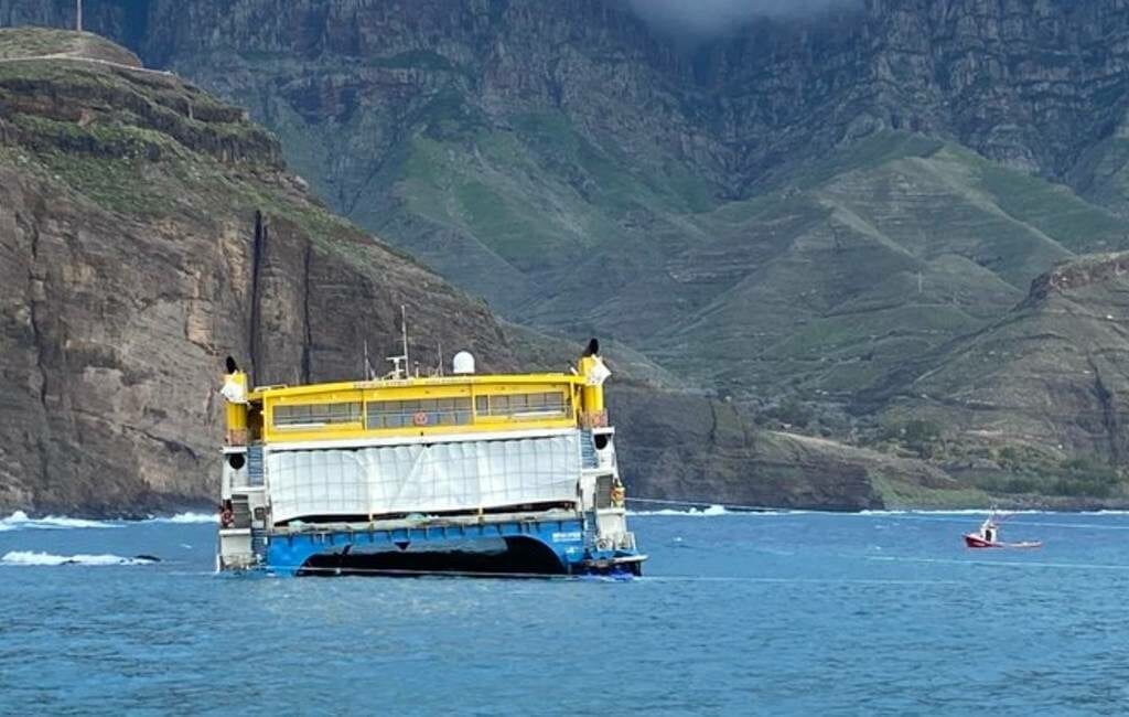 Fast-Ferry loopt vast in de haven van Agaete op Gran Canaria