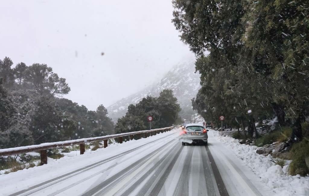 Sneeuwkoorts op Mallorca en pingpong-hagel op Ibiza