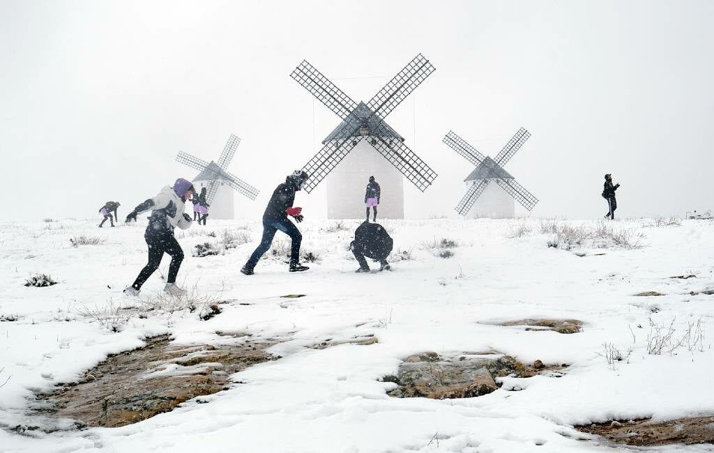 Sneeuw zorgt voor enorme chaos op veel plaatsen in Spanje