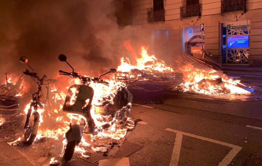 Vijfde avond van rellen, vandalisme en plundering in Barcelona en andere steden