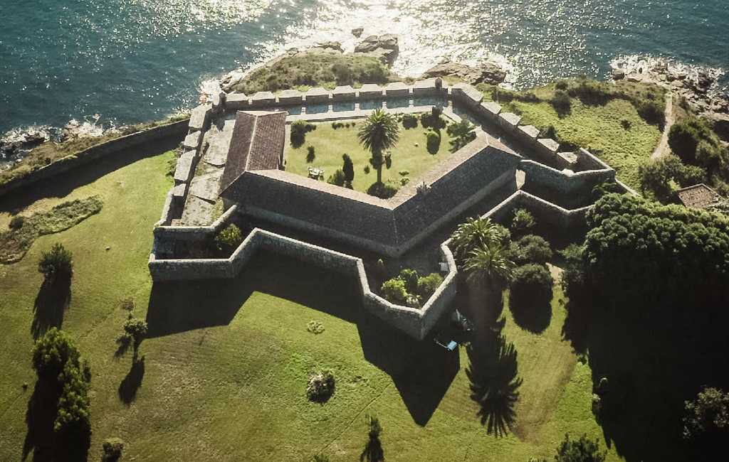 wandelen worst Lezen Dit oude fort in A Coruña in Galicië staat nog steeds te koop voor 3  miljoen euro
