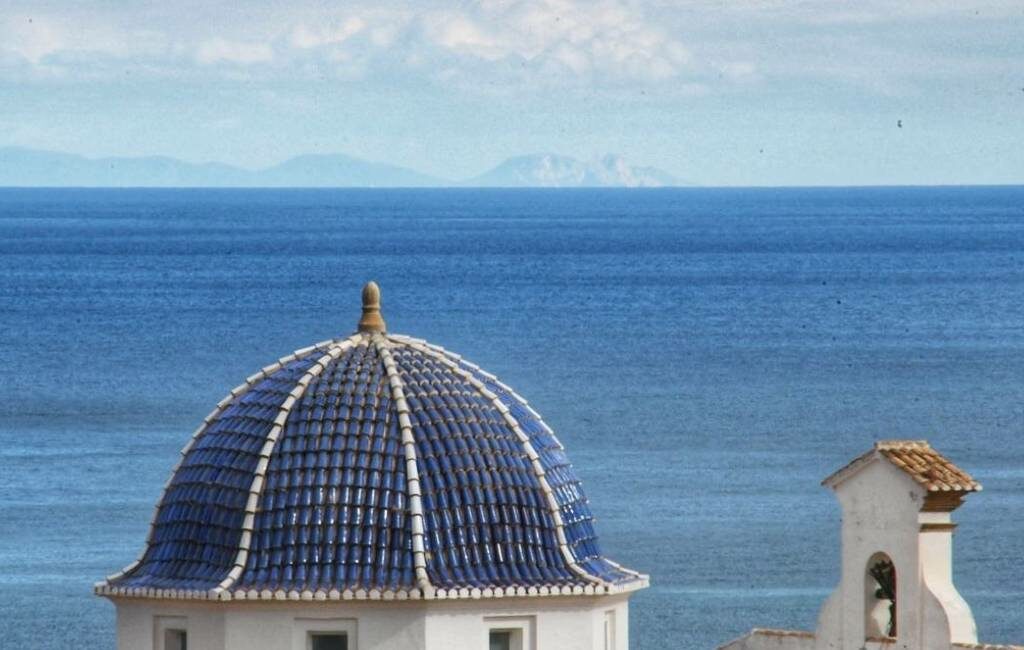 Het ‘loco’ weer zorgt ervoor dat het eiland Ibiza vanaf de Costa Blanca te zien is