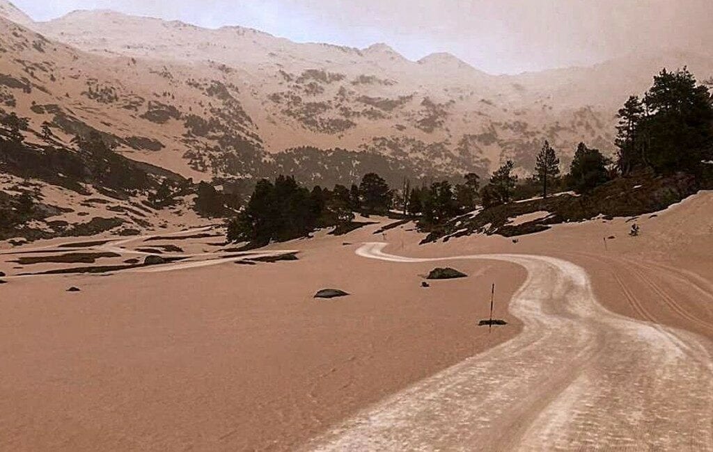 Fijn droog Sahara zand langs de Middellandse Zeekust bedekt alles