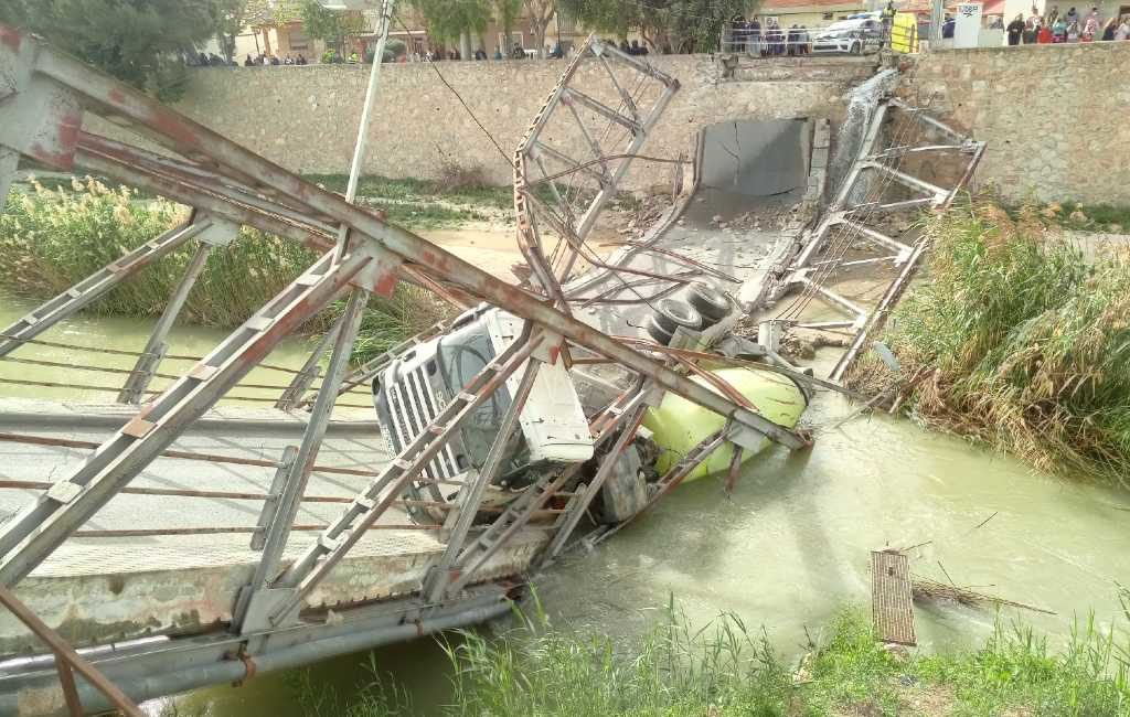 Brug in Murcia begeeft het onder het gewicht van een cementwagen