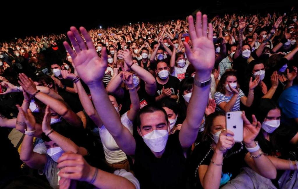 Proefconcert met 5.000 deelnemers in Barcelona van lokale popband Love of Lesbian