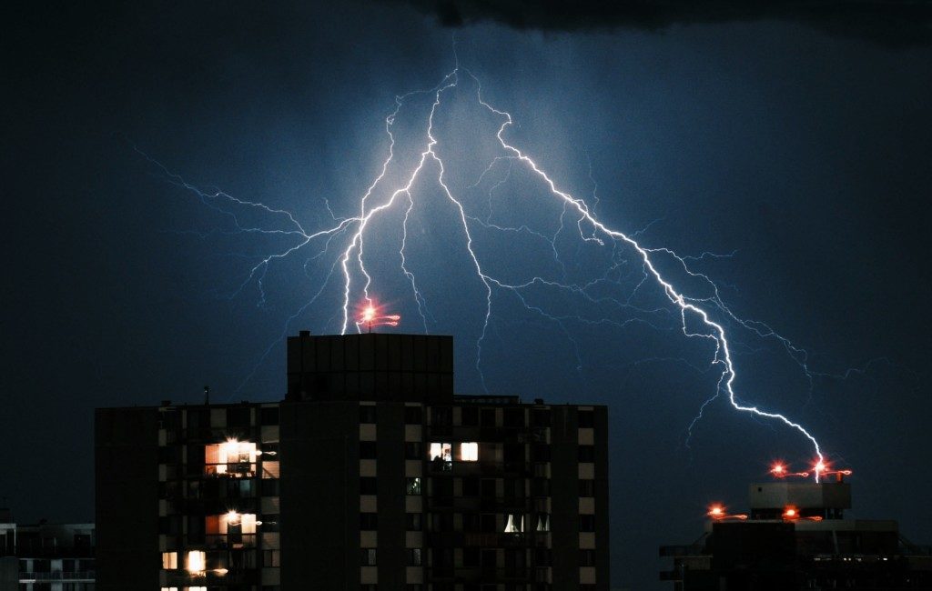 Bekijk een blikseminslag met brand tot gevolg op woonflat Benidorm