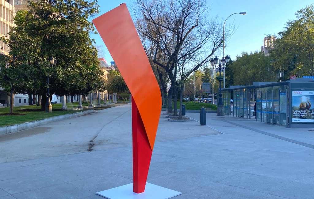 Mysterieuze rode monoliet-sculpturen duiken op in centrum Madrid