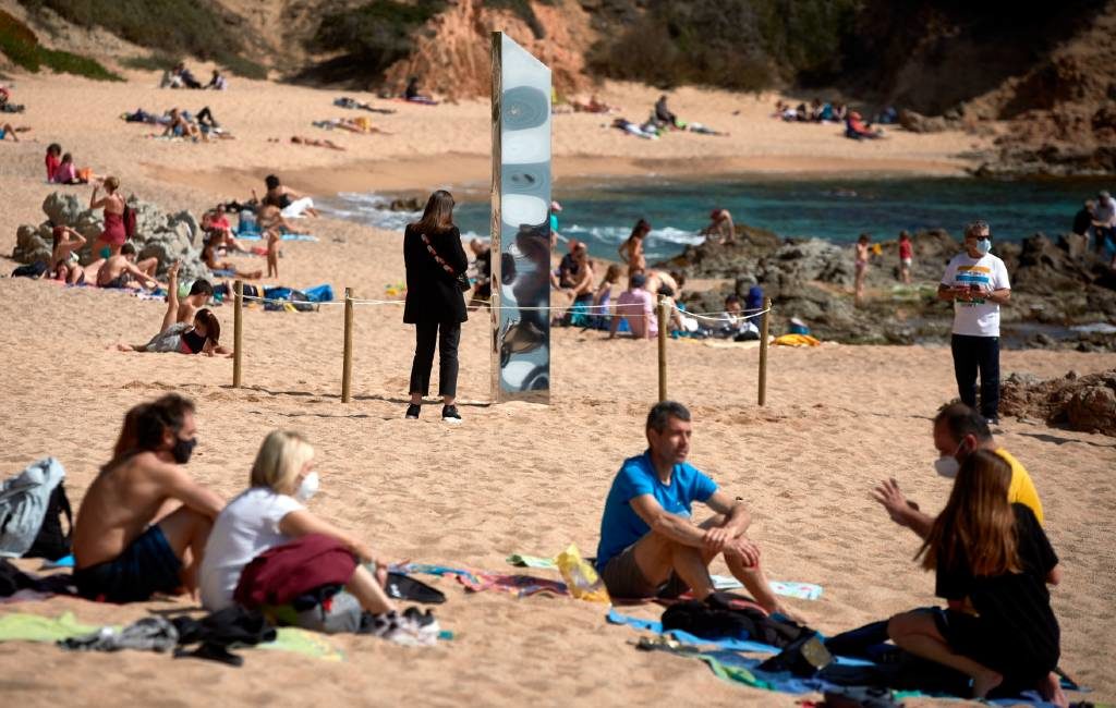 Mysterieuze metalen monoliet verschijnt op strand Platja d’Aro en wordt gevandaliseerd