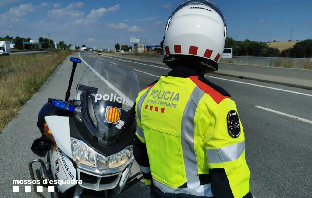 Automobilist rijdt op AP-7 snelweg bij Gerona met lijk op bijrijdersstoel