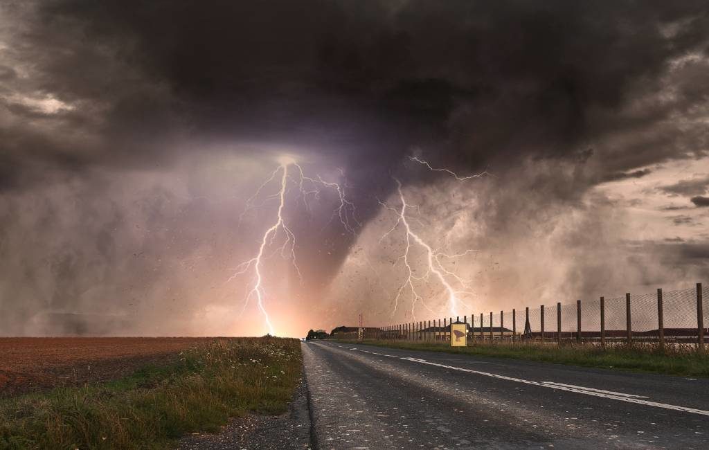 Slecht weer Spanje: Man getroffen door bliksem in Madrid en grote tornado in Toledo