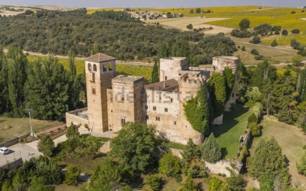 Gerestaureerd gotische-mudejar-stijl kasteel te koop in Segovia