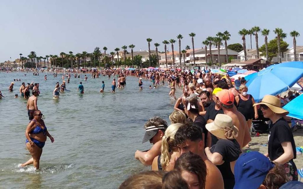 70.000 deelnemers aan symbolische omarming van de Mar Menor lagune in Murcia