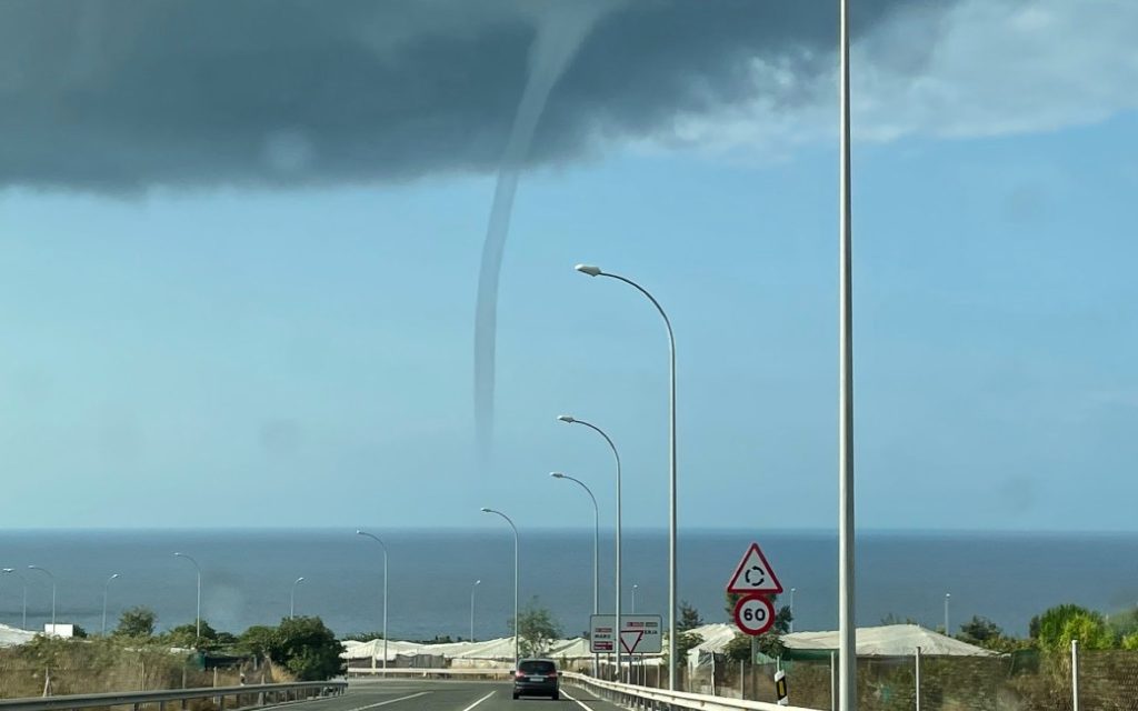 Spectaculaire waterhoos voor de kust van Nerja