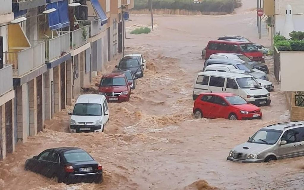 70 evacuees van camping in Tarragona na enorme stortbui en wateroverlast (video's)