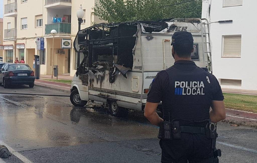 Brandende kampeerauto zorgt voor overlast op Menorca (video)