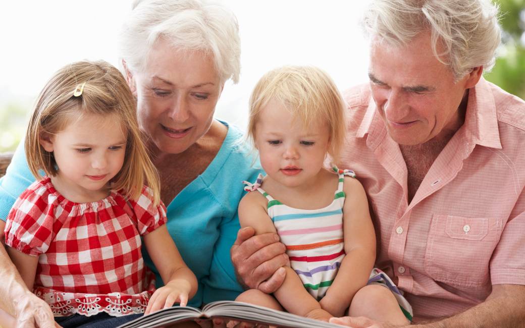 Merendeel Spaanse families maakt gebruik van oppas opa’s en oma’s