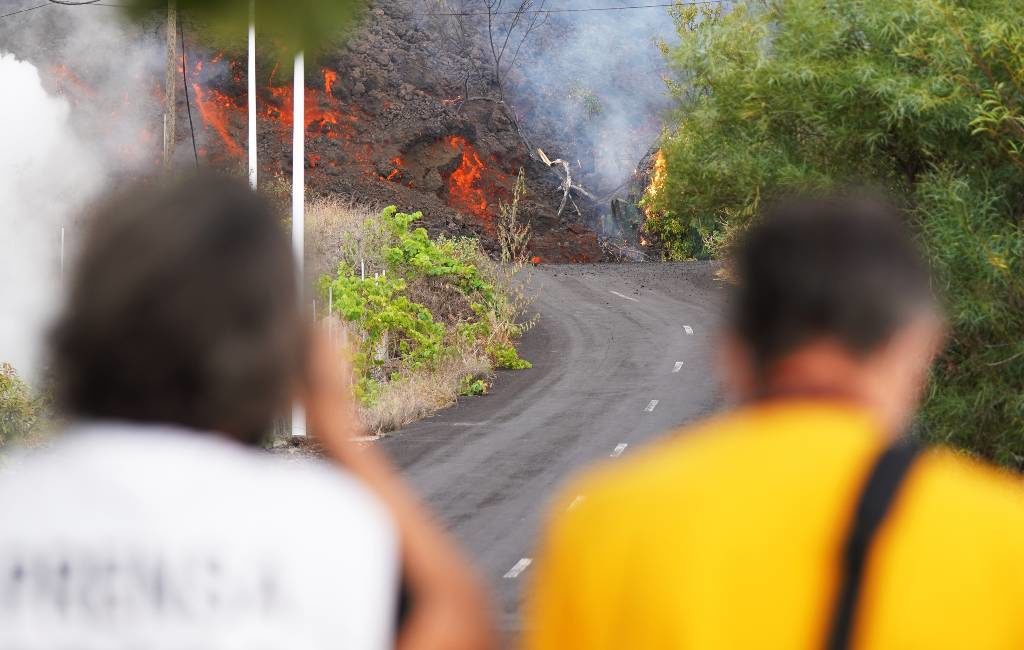 De een vlucht voor het lava en de ander wil foto’s maken van vulkaanuitbarsting La Palma