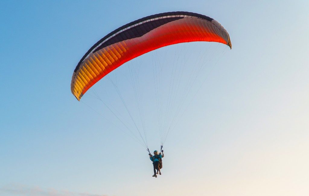 Duitse zweefvlieger moet noodlanding maken na botsing met vliegende gier in Huesca