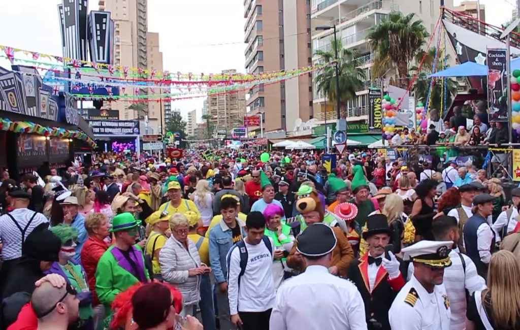 20.000 Britten feesten zonder mondkapje tijdens de Fancy Dress Party in Benidorm