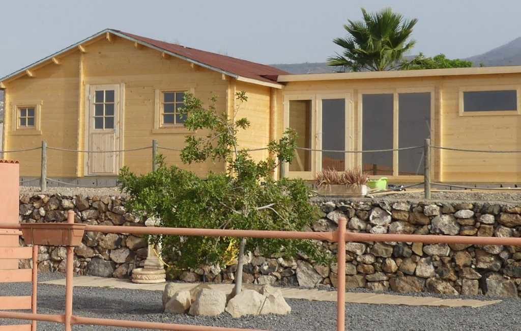 Eerste prefab-woningen voor bewoners La Palma die door de vulkaan alles zijn kwijtgeraakt