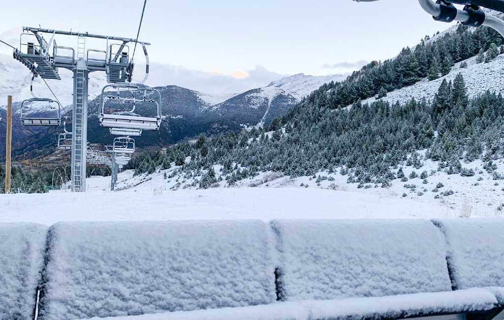 De eerste echte herfst-sneeuw is gevallen in Spanje