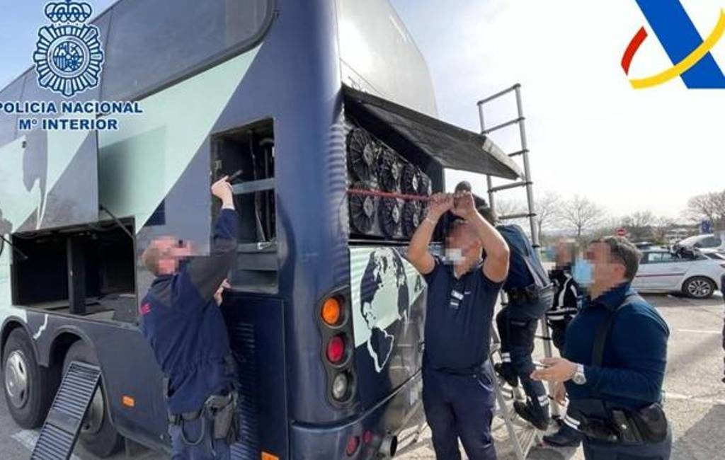 Politie arresteert bende die touringcars gebruikte voor drugstransport naar België