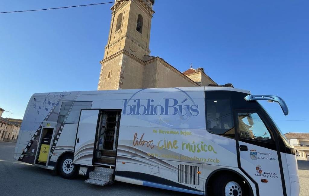 Geld pinnen in het vergeten deel van de provincie Salamanca in de bibliotheekbus