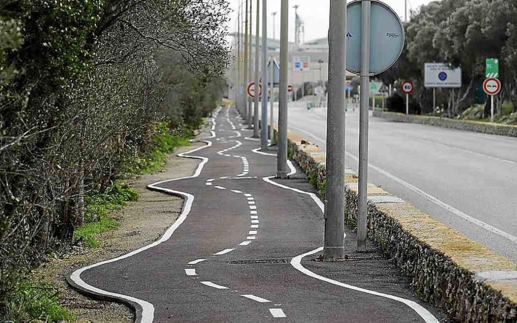 Dit is het vreemde fietspad dat op het Balearen eiland Menorca is aangelegd