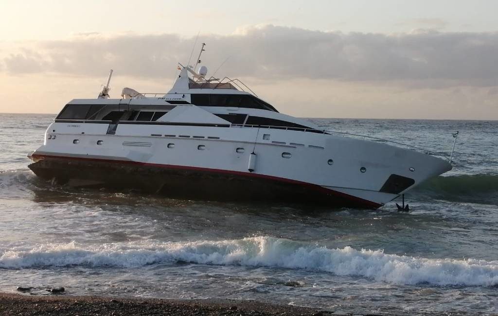 Drie bemanningsleden gered van gestrand luxe jachtschip aan de Costa Tropical