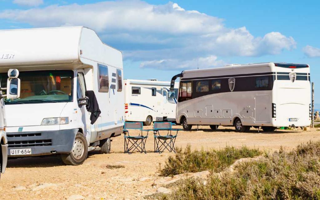 Maximaal 24 uur bij het strand staan met een camper of kampeerauto in Denia