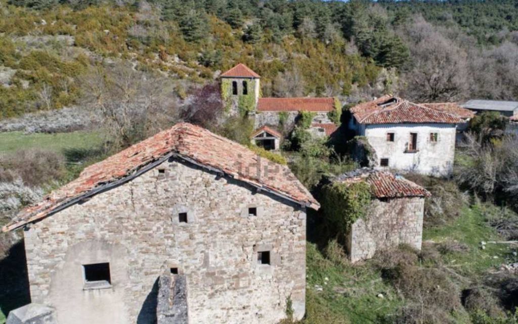 Te koop dorpje met kerk in de provincie Pamplona nabij de Camino de Santiago