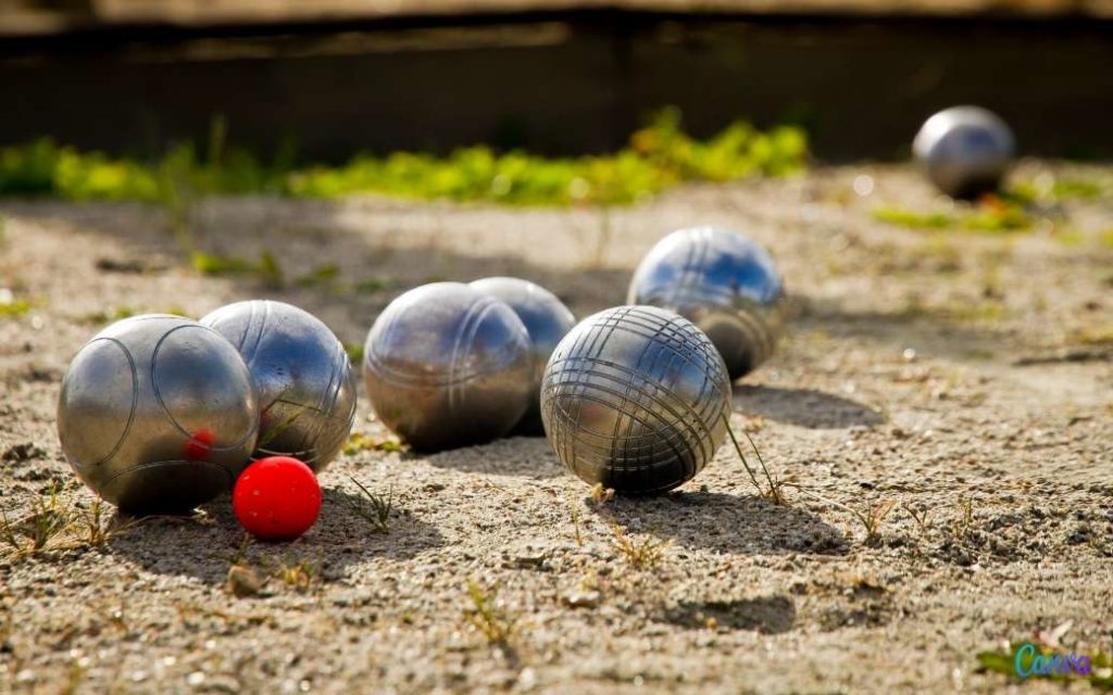 Oudere man steekt een ander neer na een potje petanque nabij Barcelona