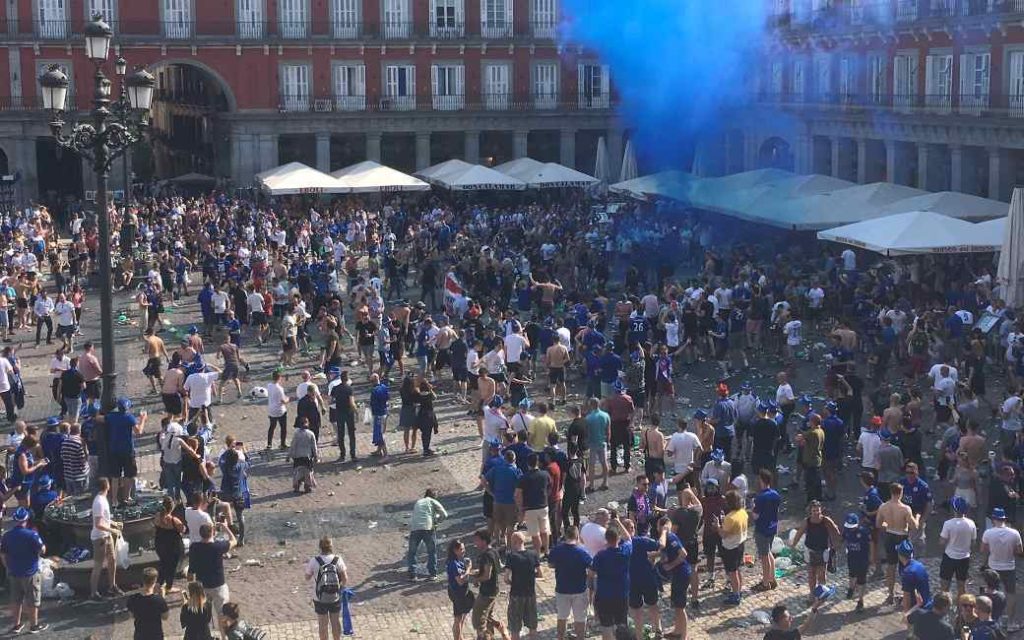 Buurtbewoners Plaza Mayor in Madrid trekken aan de alarmbel wegens overlast Hooligans