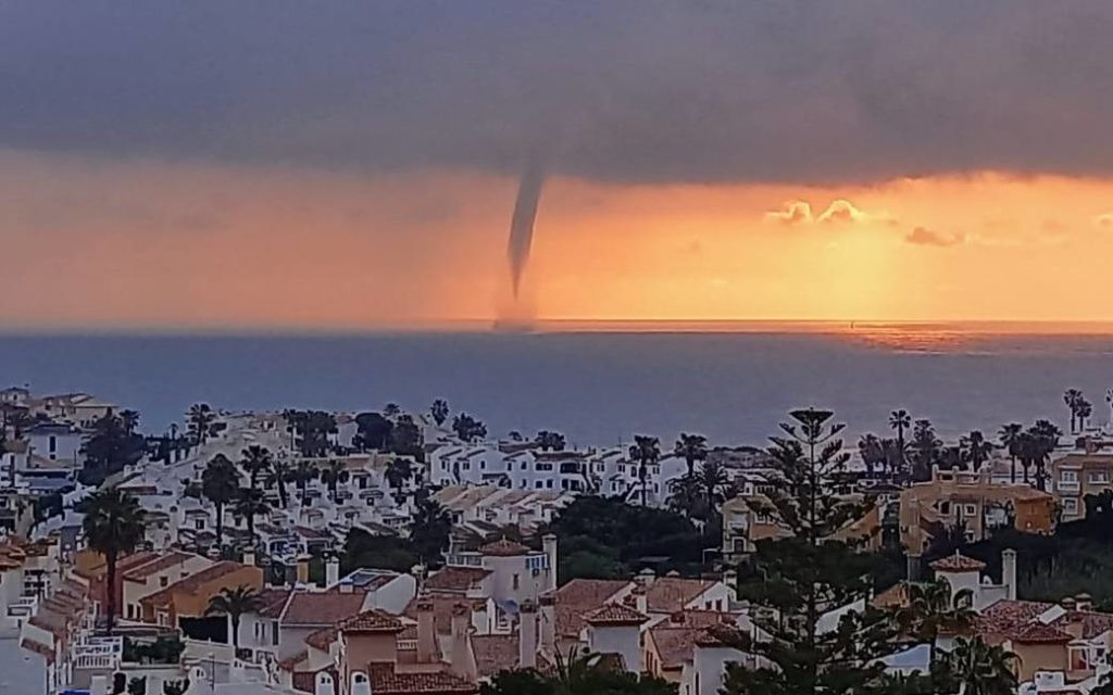 Spectaculaire waterhoos voor de kust van Torrevieja met ook regen, hagel en sneeuw in de provincie Alicante