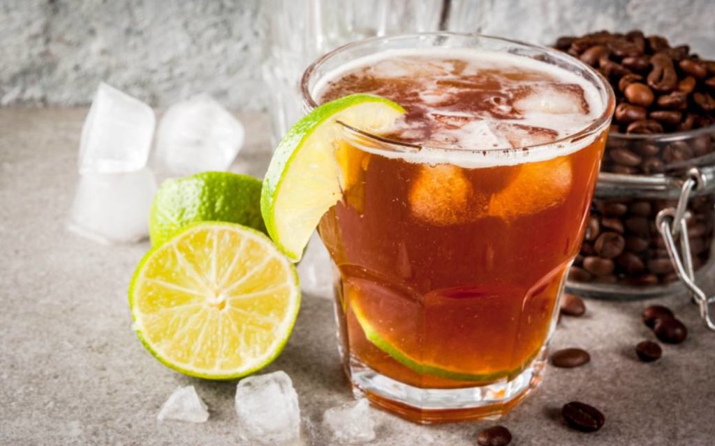 Met het warme weer in Spanje drinkt men ‘café con hielo’ maar nu ook met tonic