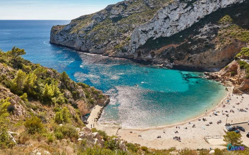 Parkeren bij een van de mooiste stranden van de Costa Blanca in Jávea kost 9 euro deze zomer