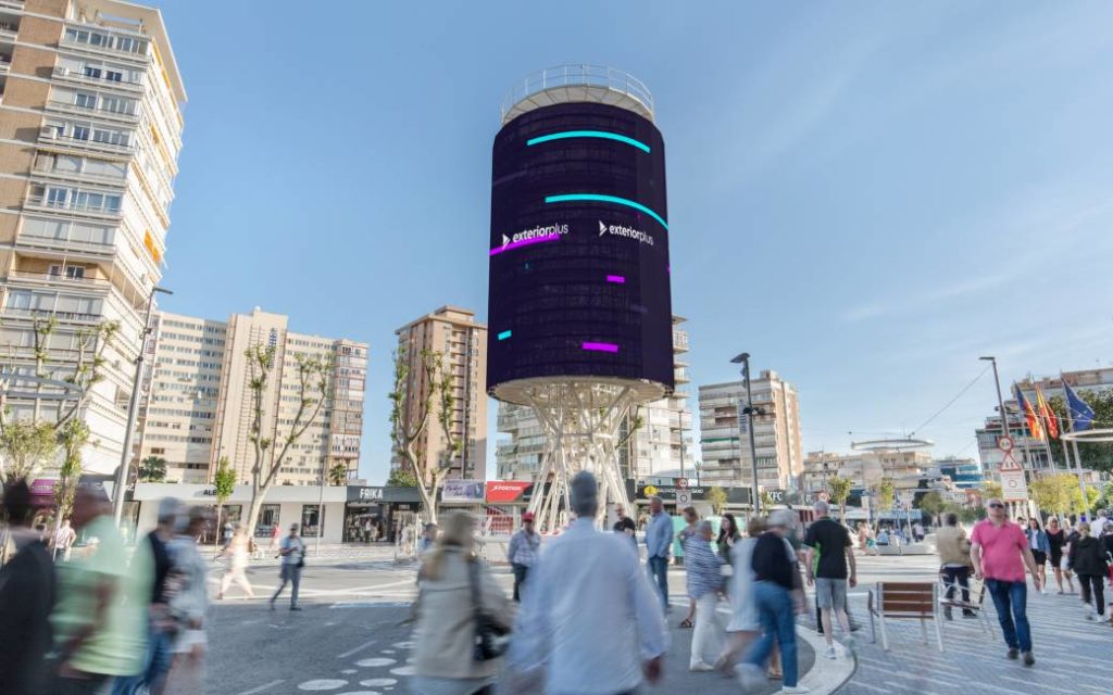 Benidorm heeft een nieuw icoon: een 22 meter hoge informatiezuil