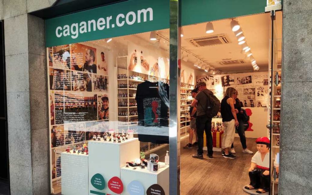 De grootste fabrikant van Catalaanse ‘poepers’ opent winkel in Madrid