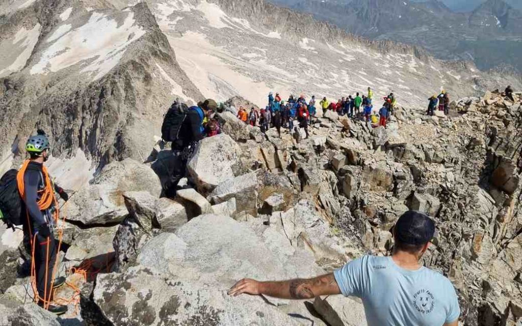 Aanschuiven om de hoogste berg van de Pyreneeën Aneto te beklimmen