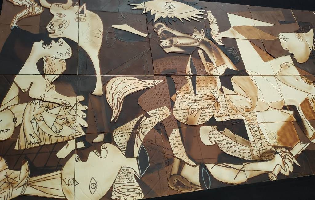 Chocolatiers maken Picasso’s Guernica van witte en zwarte Belgische chocolade