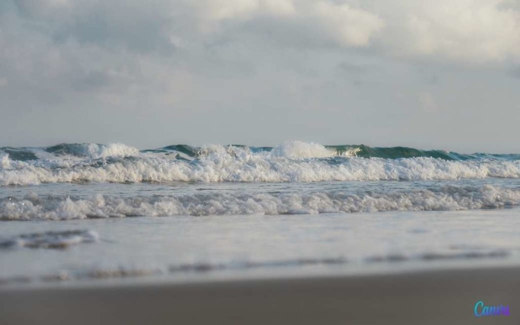 Mini-tsunami zorgt voor paniek op strand in Cádiz